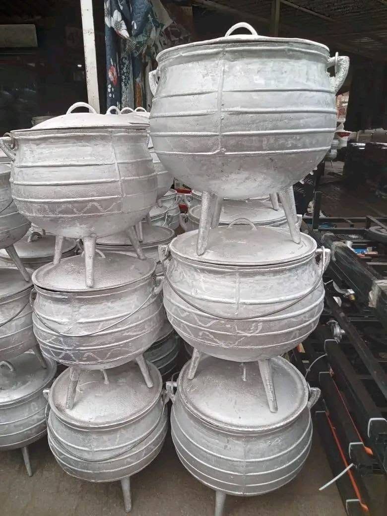Traditional quality, heavy duty and very robust 3-legged pot.