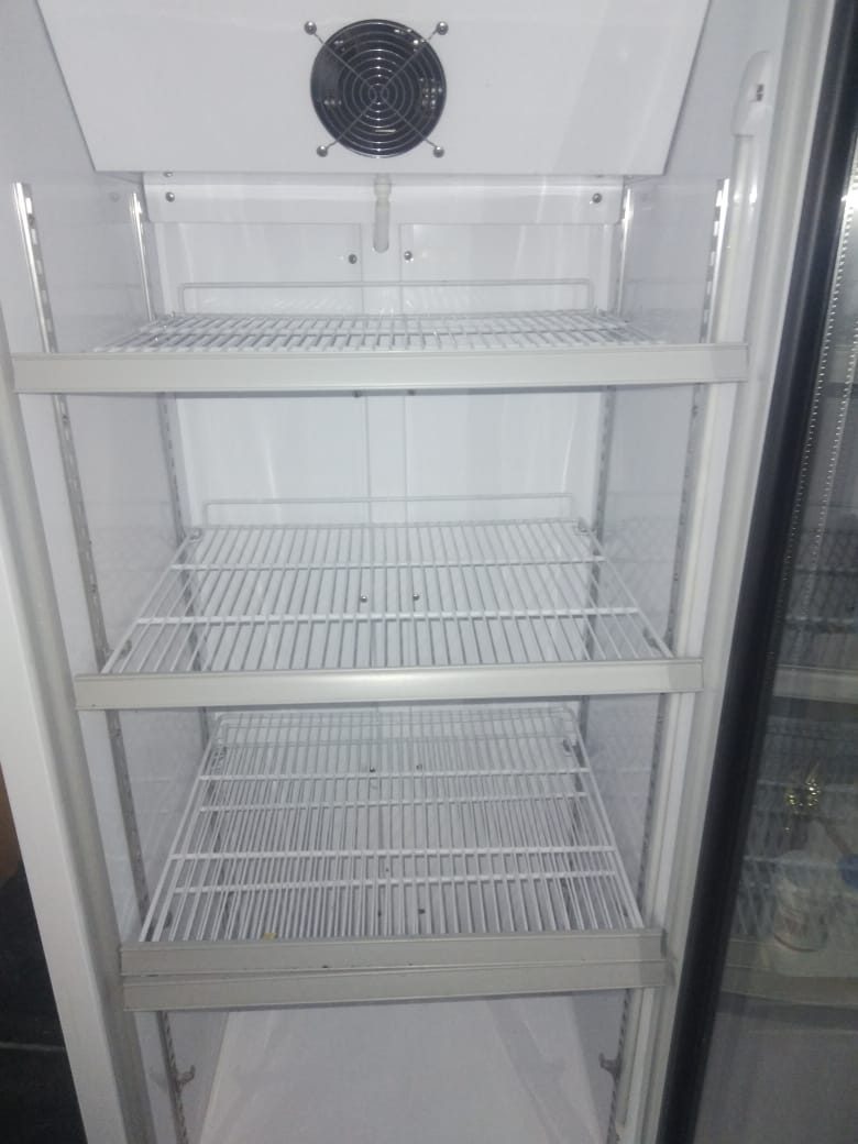 Single Door Cooling Display Fridge. 4 racks.